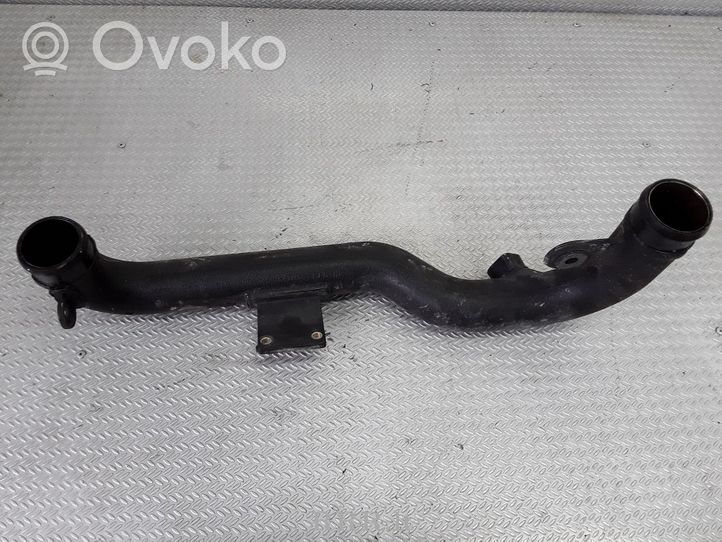 Volkswagen PASSAT B5 Tube d'admission de tuyau de refroidisseur intermédiaire 8D0145840M