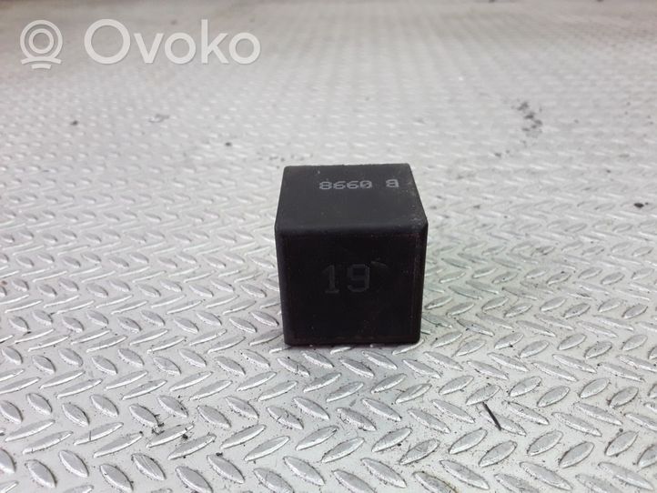 Audi A6 S6 C4 4A Window wiper relay 191955531