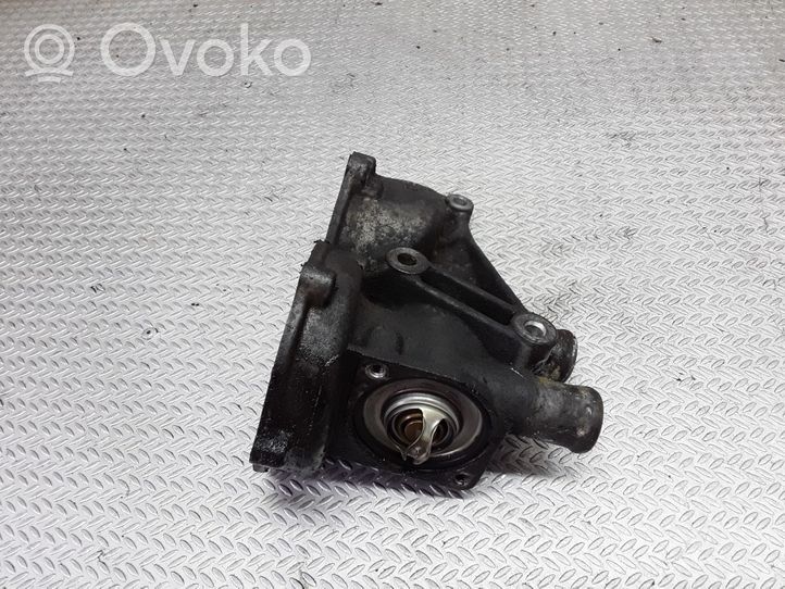 Volkswagen PASSAT B4 Termostaatin kotelo 037121013A