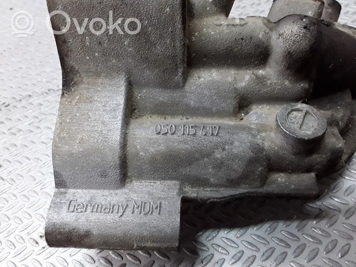 Audi A4 S4 B5 8D Supporto di montaggio del filtro dell’olio 050115417