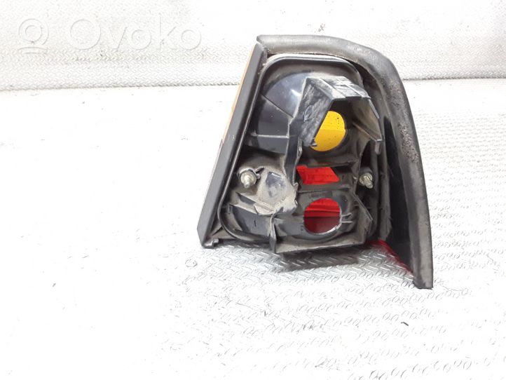 Volkswagen PASSAT B2 Lampa tylna 321945111