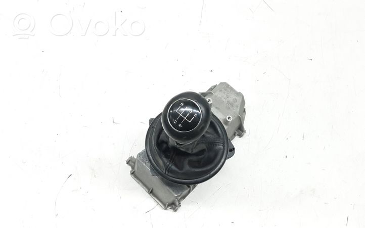 Audi A2 Vaihteenvalitsimen verhoilu 8Z0711246A