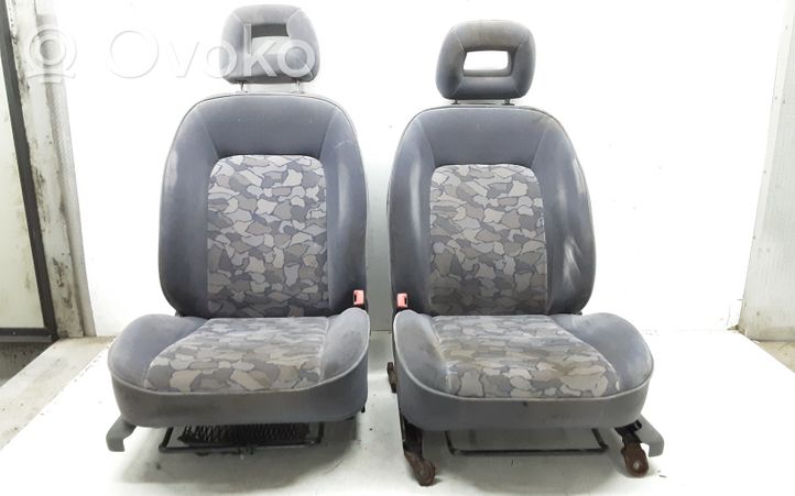 Toyota Avensis T220 Sitze und Türverkleidungen komplett 