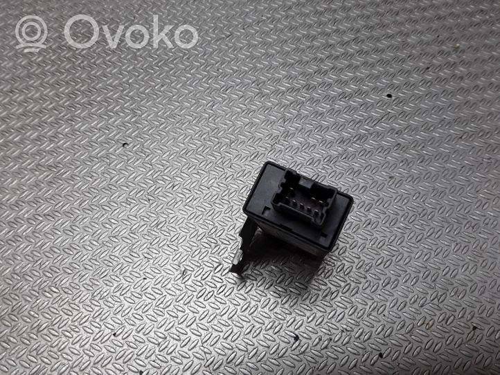 Nissan Navara D22 Oven keskuslukituksen ohjausyksikön moduuli 285963Y50