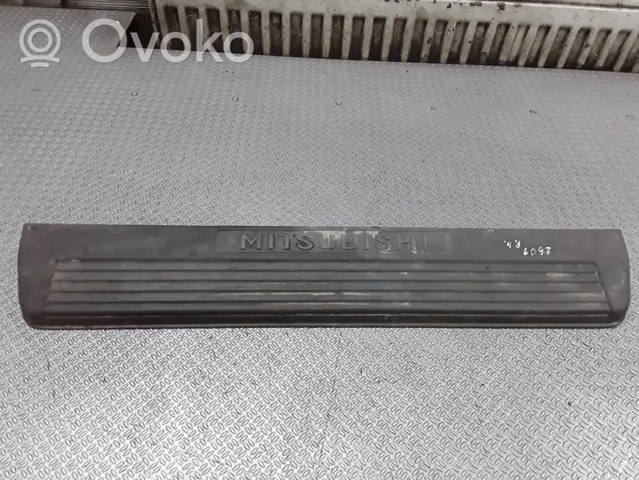 Mitsubishi Pajero Etuoven kynnyksen suojalista 1MR402149