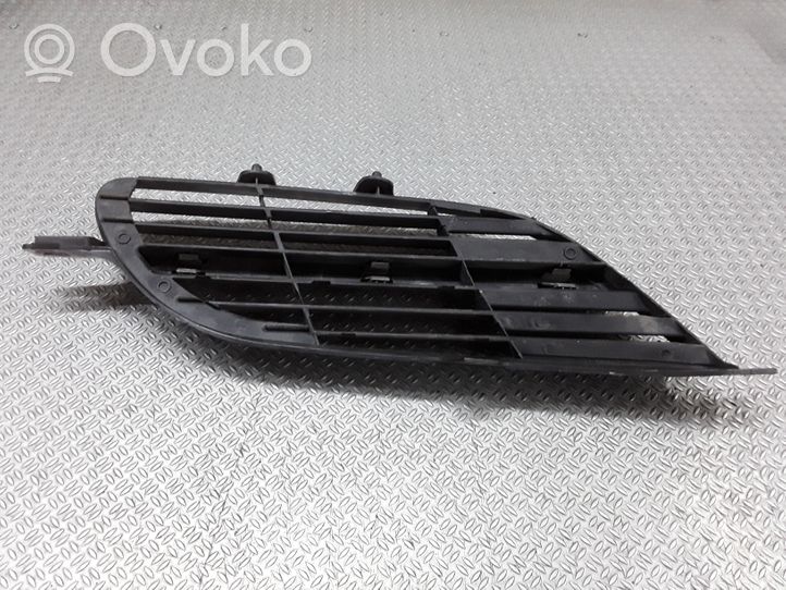 Nissan Almera Tino Grille calandre supérieure de pare-chocs avant 9381M010