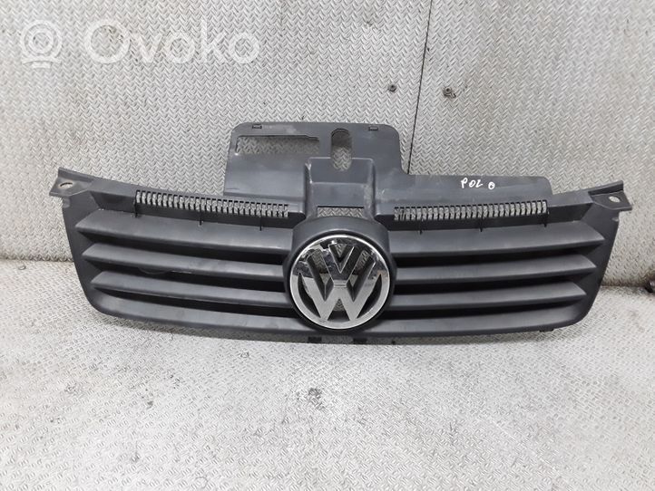 Volkswagen Polo Rejilla superior del radiador del parachoques delantero 6Q0853653C