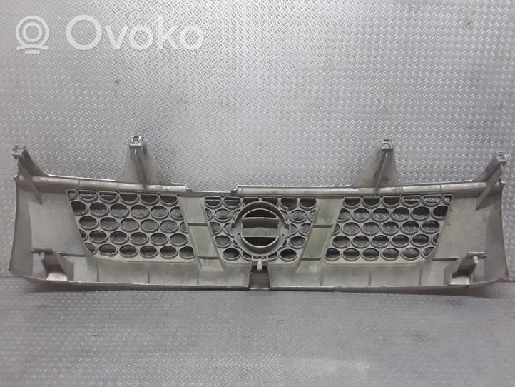 Nissan Navara D22 Grille calandre supérieure de pare-chocs avant 32310VK000