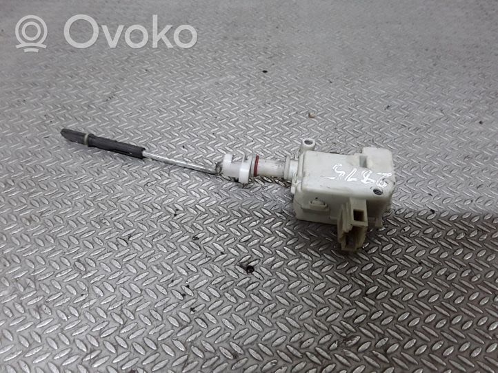 Volkswagen PASSAT B5.5 Serratura del tappo del serbatoio del carburante 3B0810773B