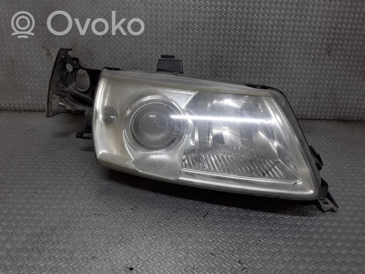 Saab 9-5 Lampa przednia 89008301