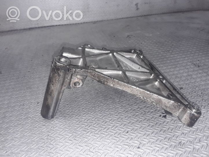 Volkswagen Touareg I Soporte del alternador 070903143C