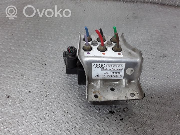 Audi A8 S8 D3 4E Rozdzielacz / Blok zaworowy zawieszenia pneumatycznego osi tylnej 4E0616014