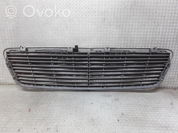 Mercedes-Benz C W203 Etupuskurin ylempi jäähdytinsäleikkö A2038800483