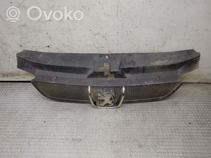 Peugeot 406 Grille calandre supérieure de pare-chocs avant 9631250277