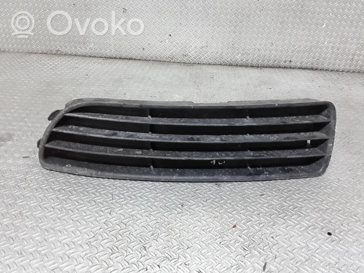 Audi A4 S4 B5 8D Etupuskurin alempi jäähdytinsäleikkö 3D0807345B