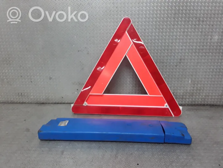 Volvo V50 Triangle d'avertissement 27R032708