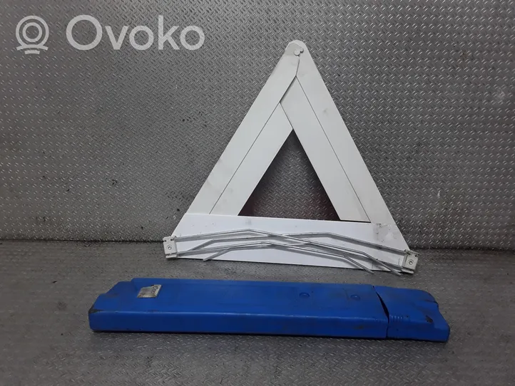 Volvo V50 Triangle d'avertissement 27R032708