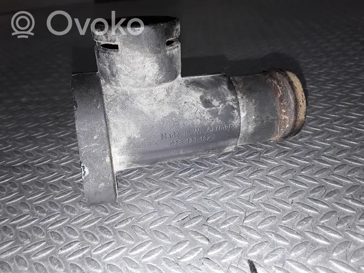 Volkswagen PASSAT B5 Tuyau de liquide de refroidissement moteur 028121132