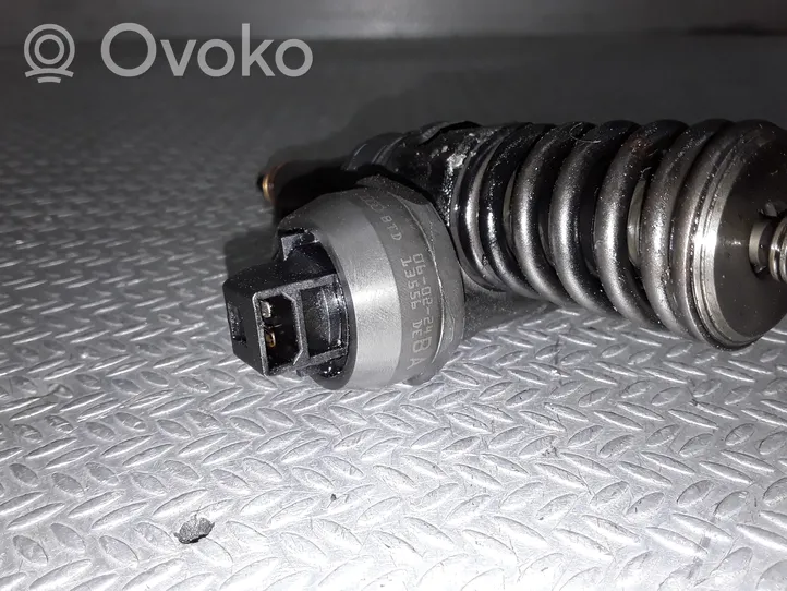 Volkswagen Polo IV 9N3 Fuel injector 038130073AG