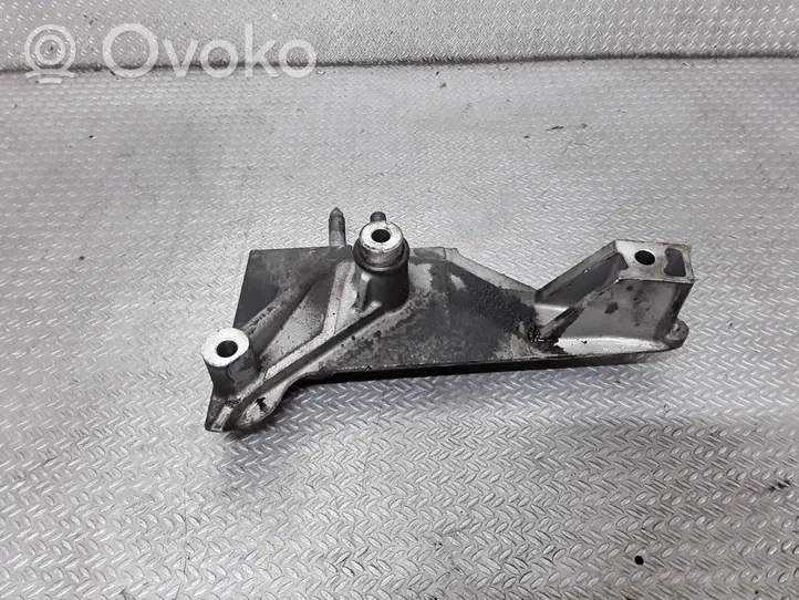 KIA Carens II Engine mounting bracket 