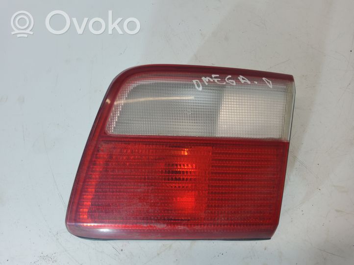 Opel Omega B2 Lampy tylnej klapy bagażnika 62257