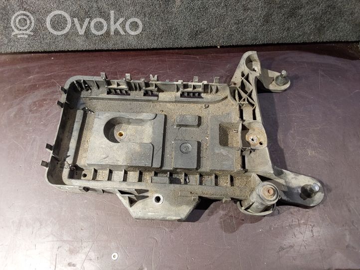 Volkswagen Touran II Boîte de batterie 1K0915333