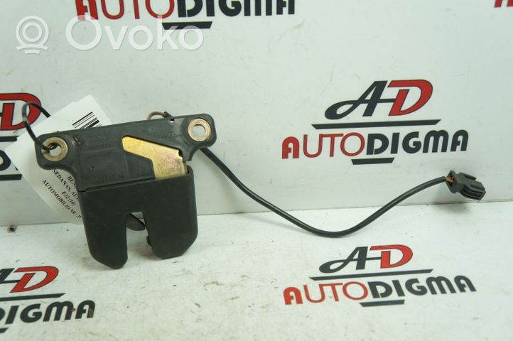 Audi A8 S8 D2 4D Blocco/chiusura/serratura del portellone posteriore/bagagliaio 5827505