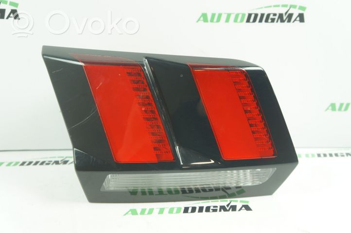 Peugeot 3008 II Lampy tylnej klapy bagażnika 9810477880