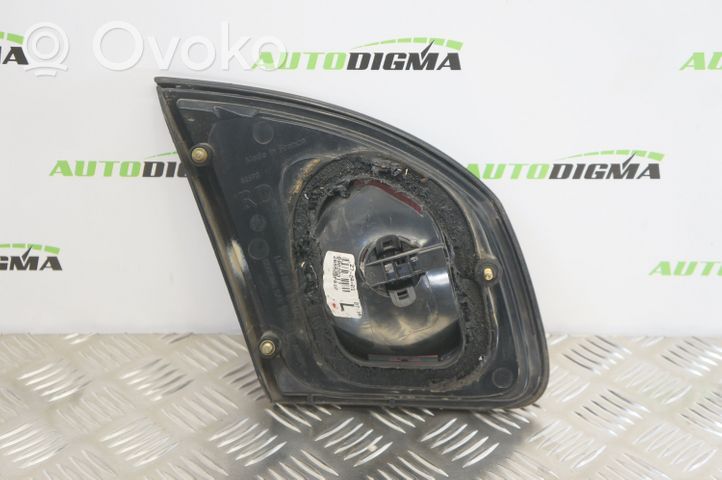 Nissan Primera Lampy tylnej klapy bagażnika 89020317