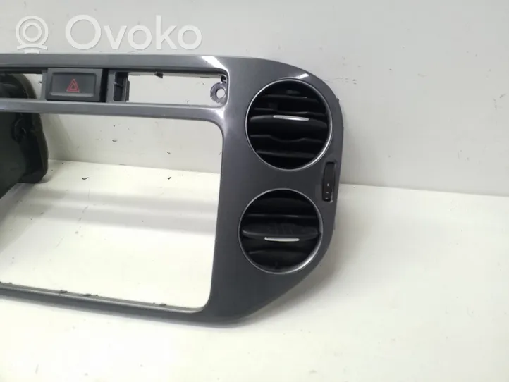 Volkswagen Tiguan Konsola środkowa / Radio / GPS 5N0819061B