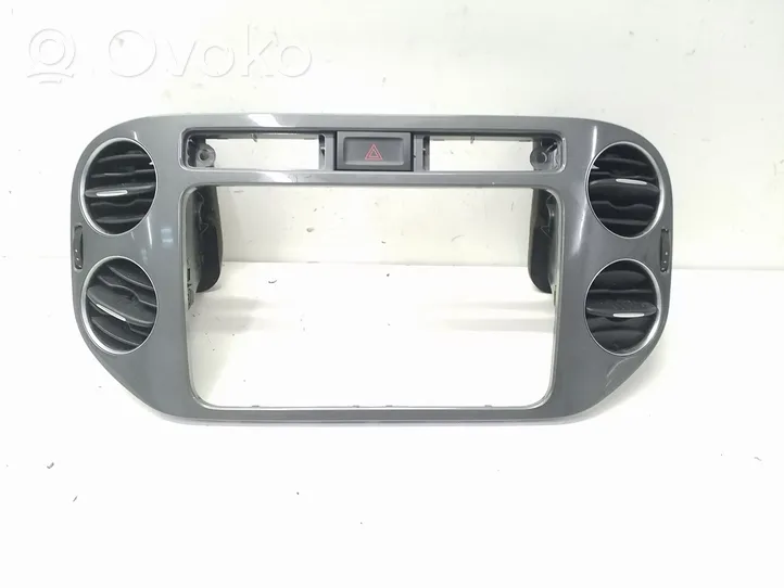 Volkswagen Tiguan Radion/GPS-laitteen pääyksikön kehys 5N0819061B