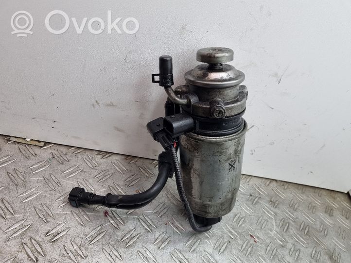 Toyota Auris 150 Staffa/supporto di montaggio del filtro carburante 2339026140