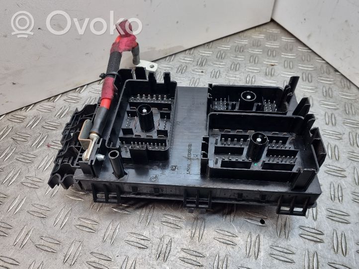 Opel Astra J Ramka / Moduł bezpieczników 13449211