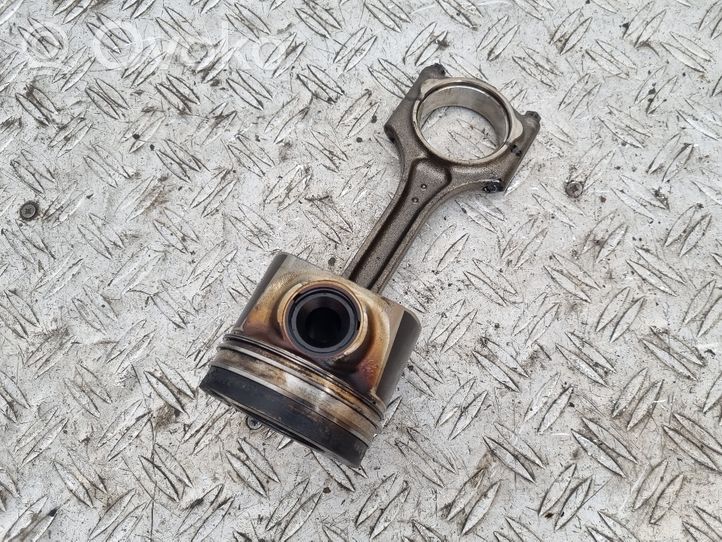 Volvo V40 Piston avec bielle 82L175