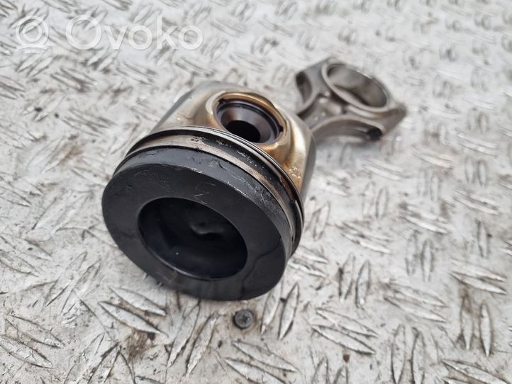 Volvo V40 Piston avec bielle 82L175