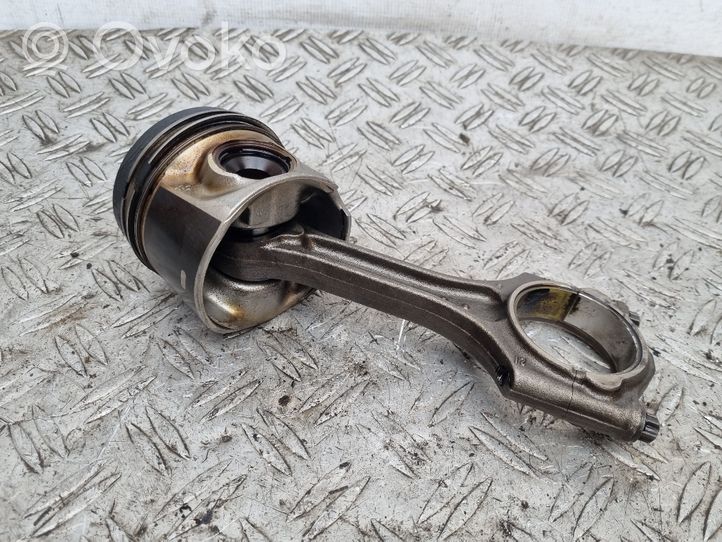 Volvo V40 Piston avec bielle 82L175