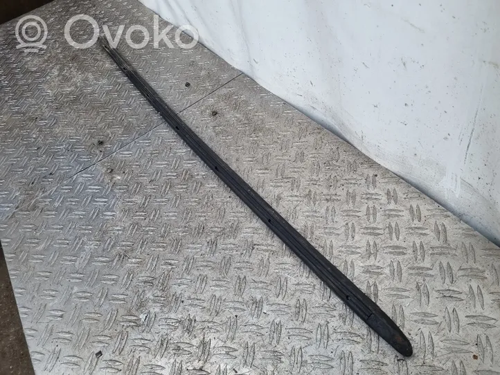 Opel Astra H Front door rubber seal 13238922