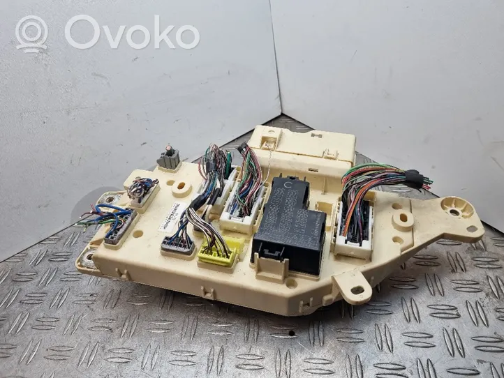 Toyota Land Cruiser (J100) Module de fusibles 60130