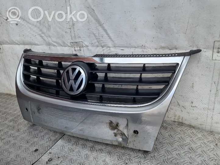 Volkswagen Touran I Rejilla superior del radiador del parachoques delantero 1T0853651D