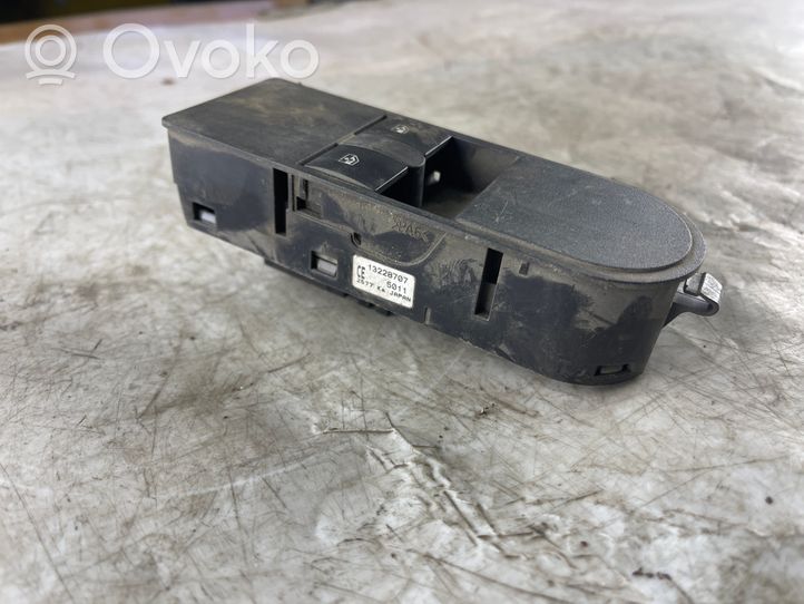 Opel Astra H A set of switches 13228707