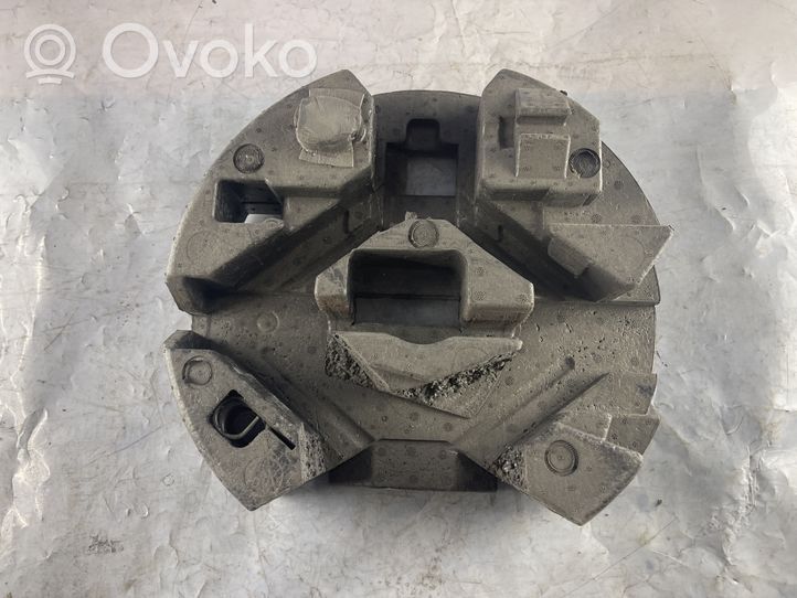 Ford Focus Rezerves riteņa nodalījuma dekoratīvā apdare BM5117009