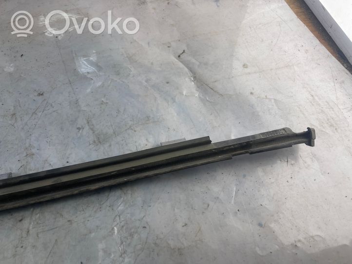 Volkswagen Polo IV 9N3 Rivestimento modanatura del vetro della portiera posteriore 