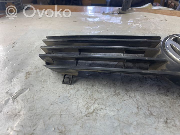 Volkswagen Polo IV 9N3 Griglia superiore del radiatore paraurti anteriore 6N0853651