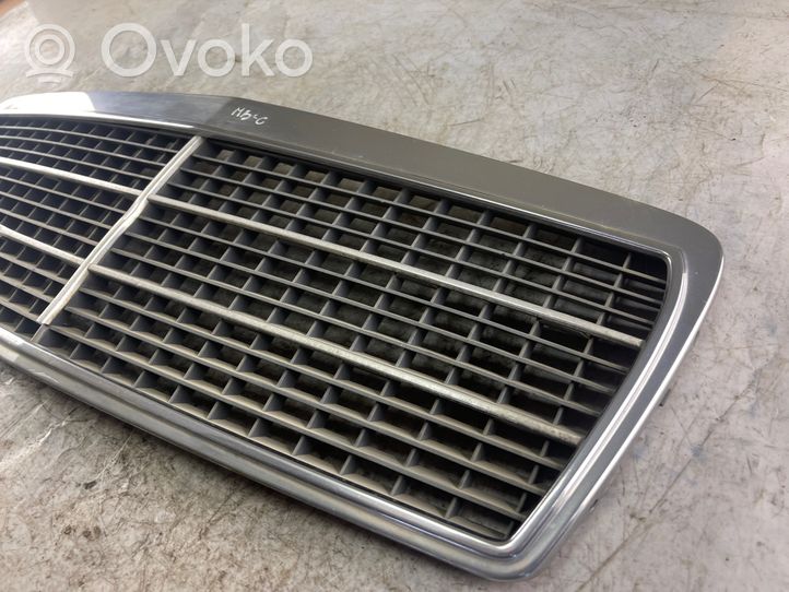 Mercedes-Benz E W210 Grille de calandre avant 2108880023