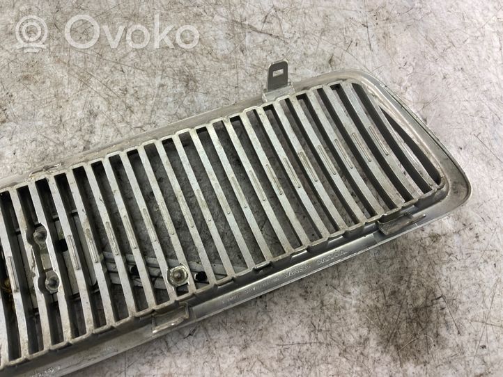 Volvo V70 Grille calandre supérieure de pare-chocs avant 8659875