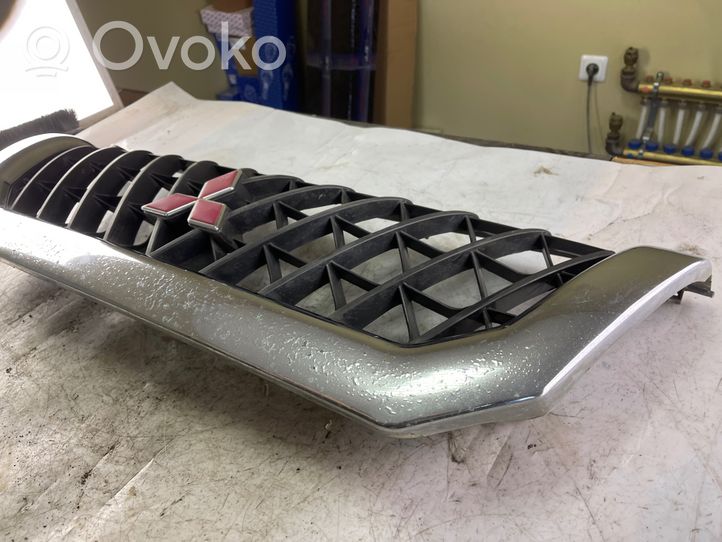 Mitsubishi Pajero Sport I Grille calandre supérieure de pare-chocs avant Mr478595