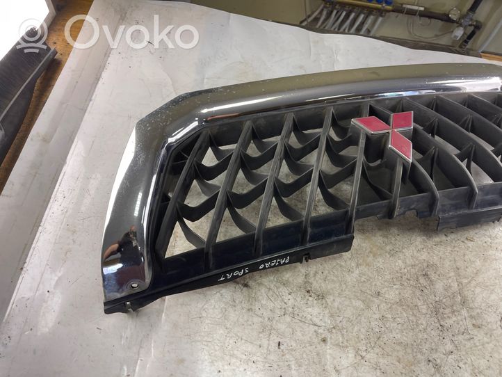 Mitsubishi Pajero Sport I Grille calandre supérieure de pare-chocs avant Mr478595