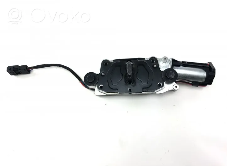 BMW X5 E70 Central locking motor 7233909