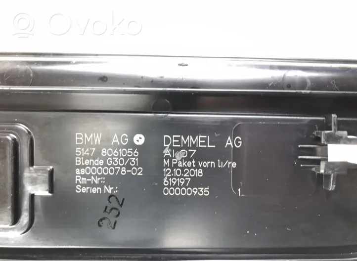 BMW 5 G30 G31 Priekšējā sliekšņa dekoratīvā apdare (iekšējā) 8061056