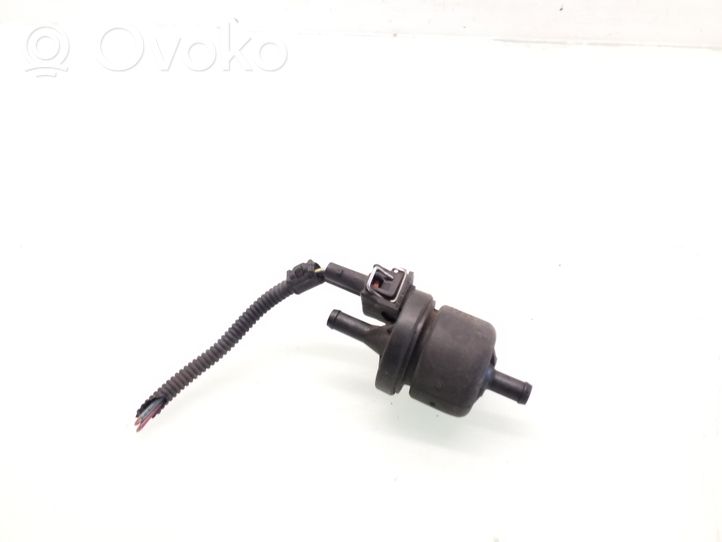 Volkswagen Golf III Valve vacuum 051133459A